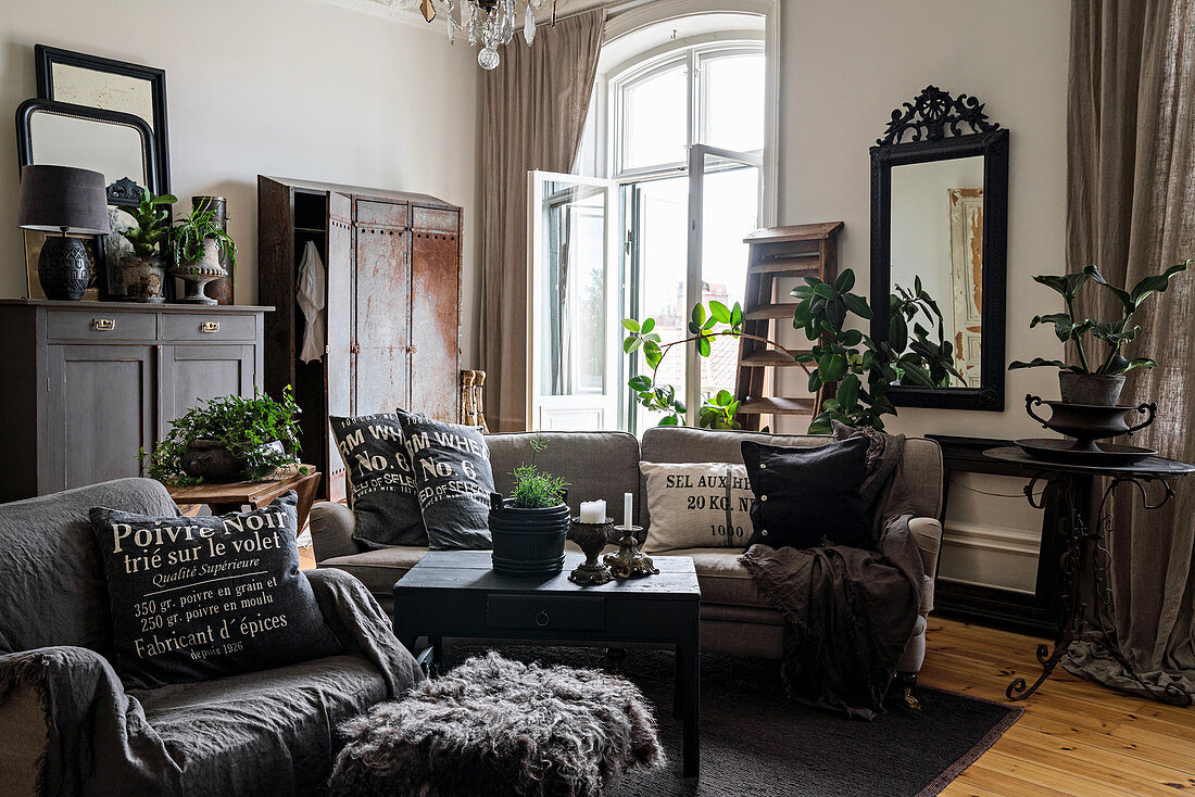 Wohnzimmer im Altbau mit grauen Möbeln im Vintage-Stil