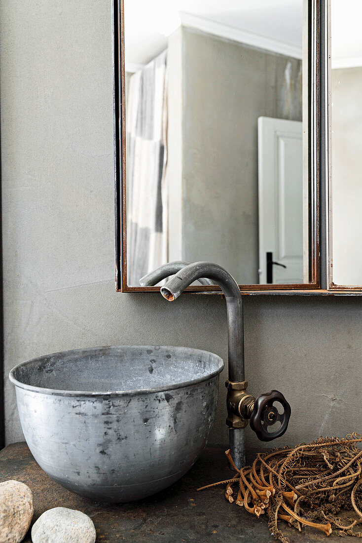 Vintage Armatur und Waschschüssel aus Metall, darüber Spiegelschränke im Badezimmer