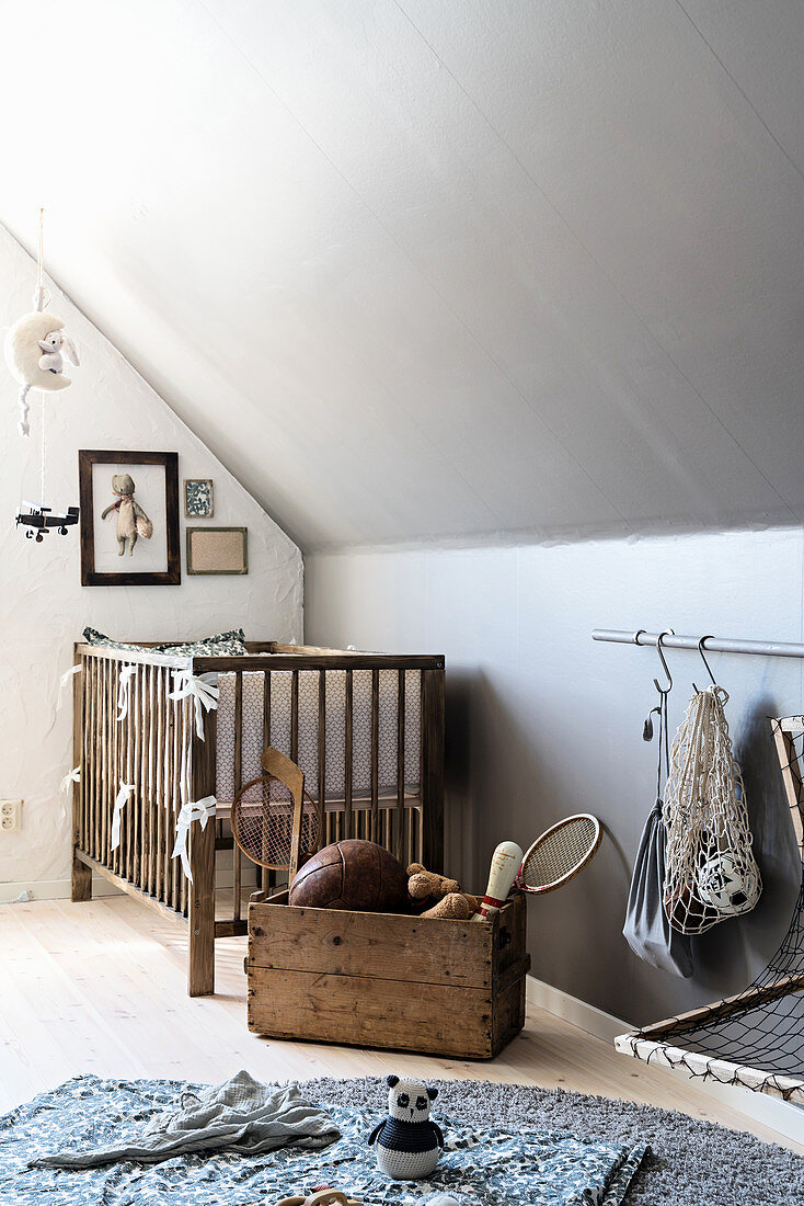 Babybett unterm Kniestock im Kinderzimmer im Vintage Stil