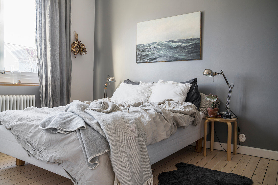 Meeresbild überm Bett im Schlafzimmer in Blaugrau