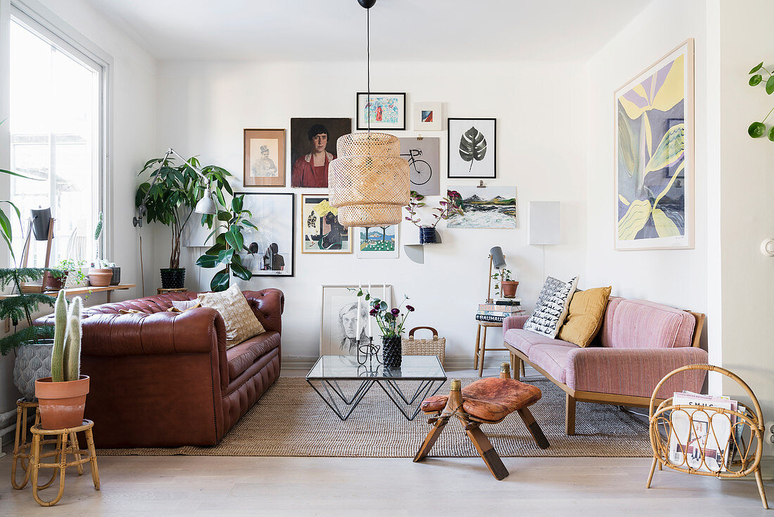 Offenes Wohnzimmer im Vintagestil mit gegenüberstehenden Sofas