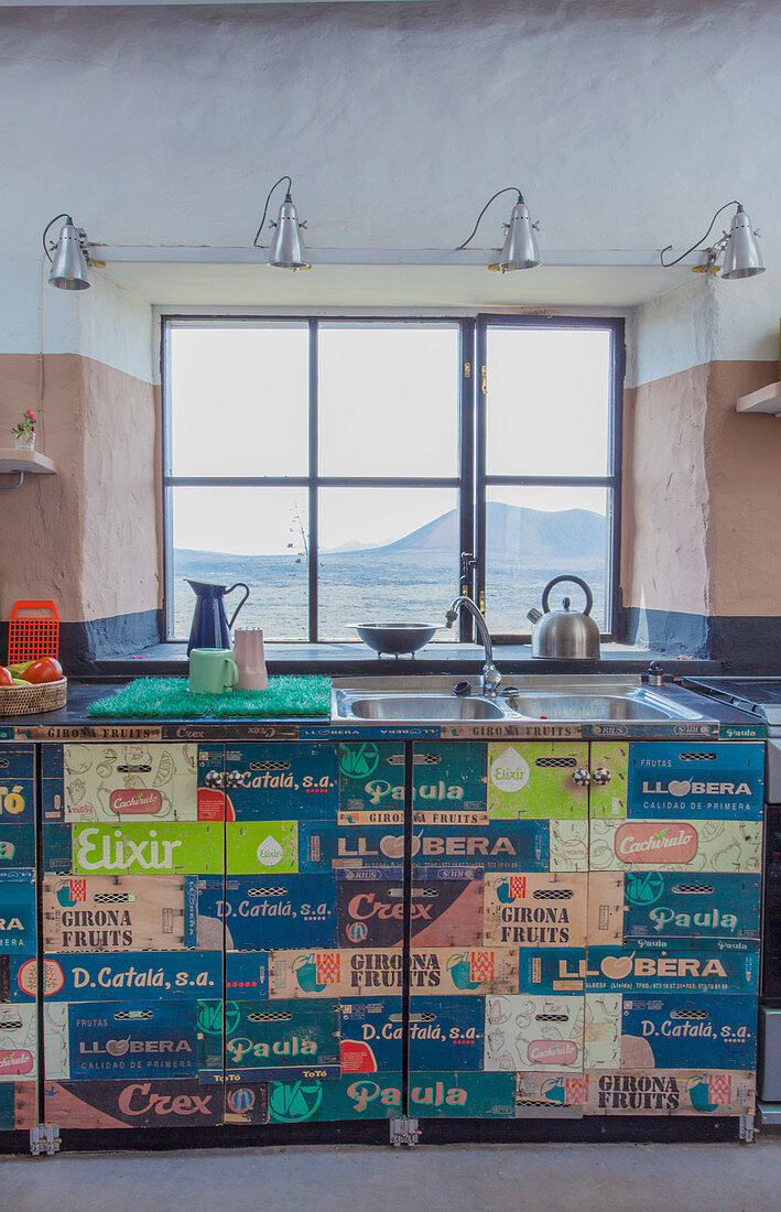 Küchenzeile mit Vintage Tapete vor Fenster