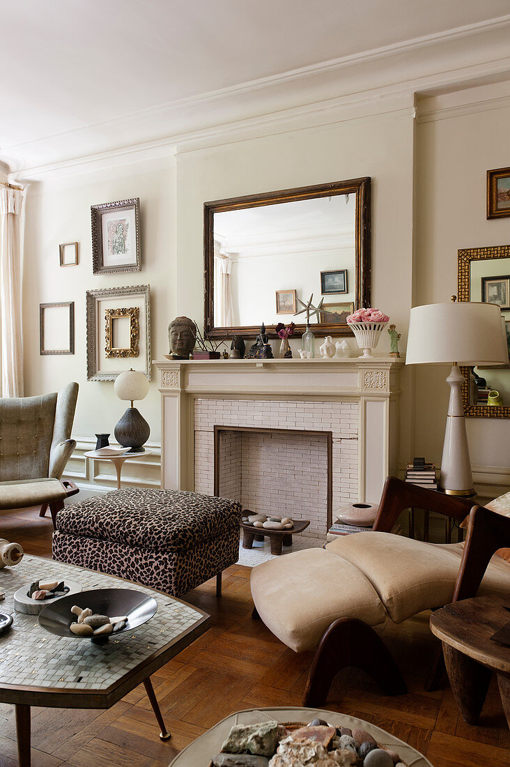 Klassischer Lounge-Sessel, Polsterhocker und Couchtitsch mit italienischem Mosaik in eklektischem Wohnzimmer