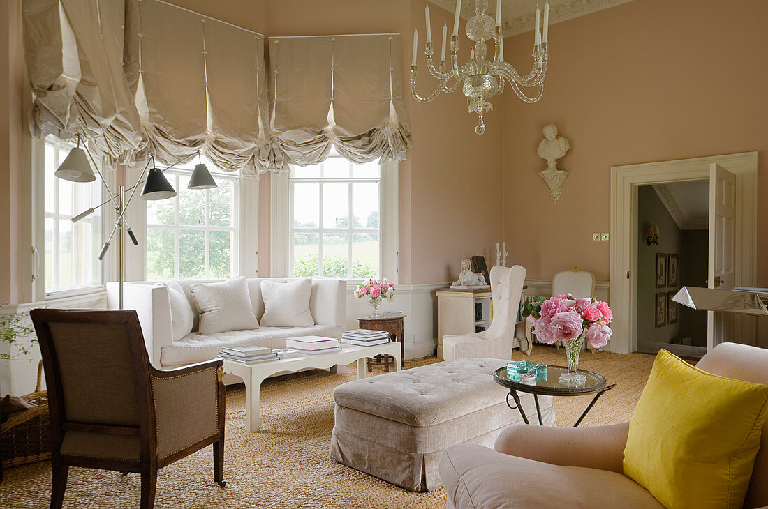 Eleganter apricotfarbener Salon mit Erker in historischer Villa