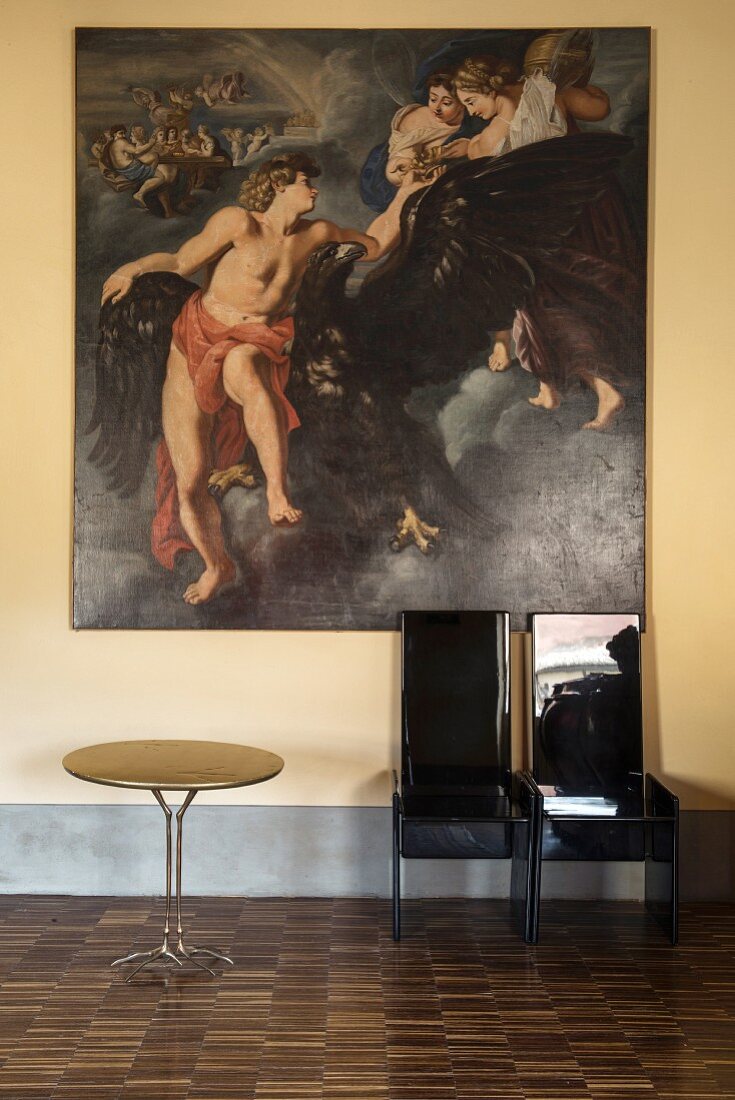 Barockes Ölgemälde und schwarze Hochglanzstühle neben Klassikertisch 'Traccia'