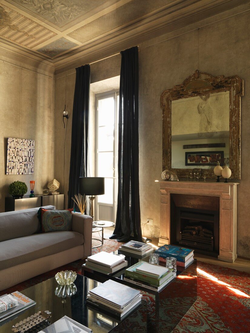 Wohnzimmer mit Deckenmalerei antiken und modernen Möbeln