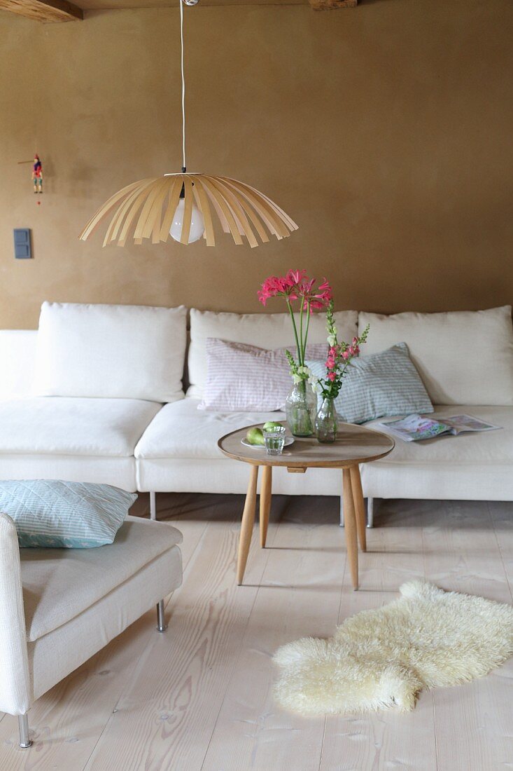 Lampenschirm aus Furnierholz im Wohnzimmer in Naturtönen