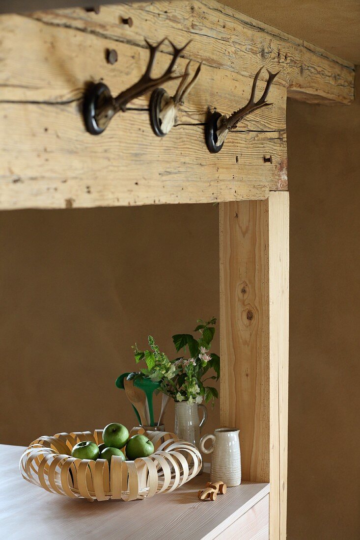 Obstschale aus Furnierholz in einer rustikalen Landhausküche