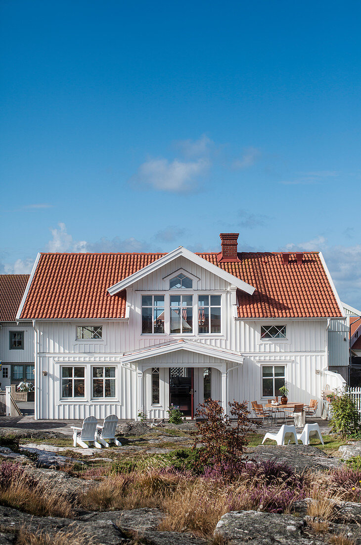 Holzhaus im Skandinavischen Stil unter blauem Himmel
