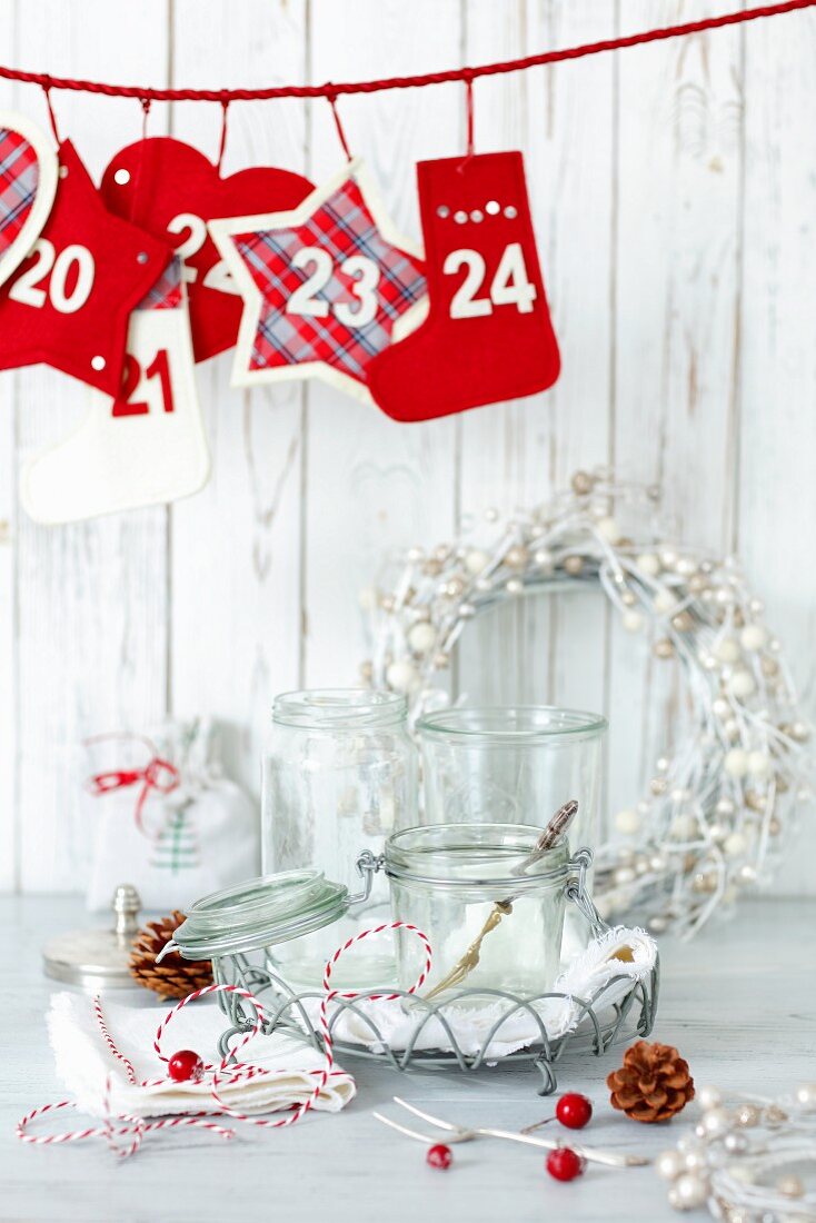 Weihnachtsdekoration und Einmachgläser auf weißem Tisch
