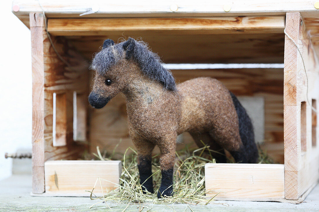 DIY-Pferdchen aus Schafwolle im Mini-Pferdestall