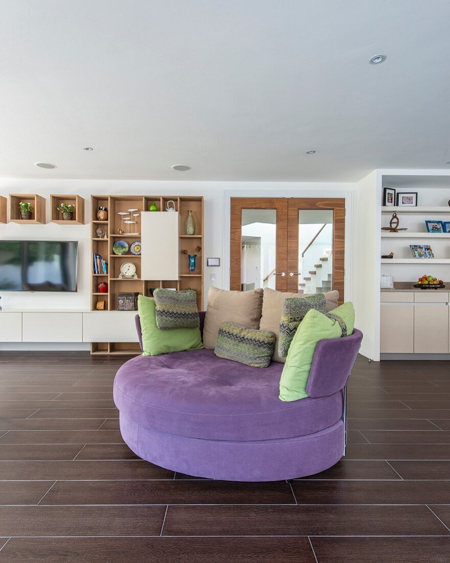 Modernes Wohnzimmer mit rundem Sofa