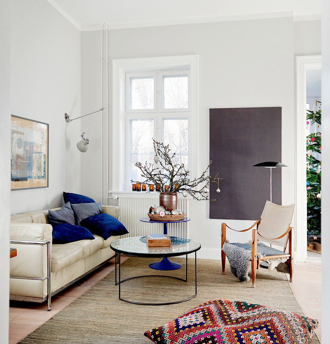 Wohnzimmer mit Designermöbeln und winterlicher Deko