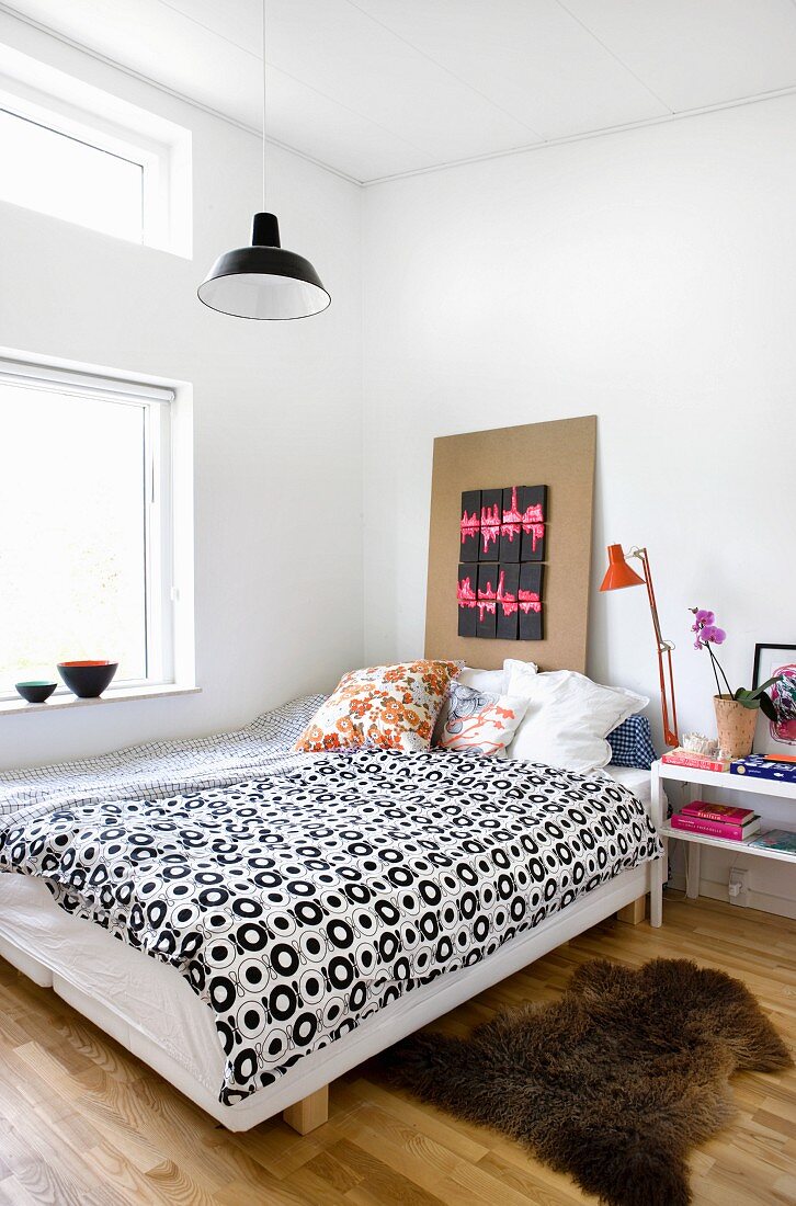 Stilmix im Schlafzimmer mit hoher Decke … – Bild kaufen – 12273651