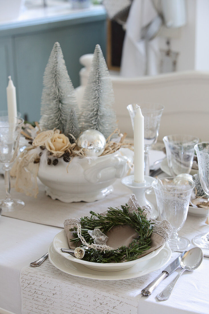Festlich gedeckter Tisch in Cremefarben zu Weihnachten