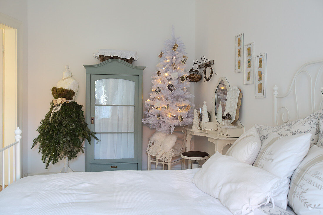 Weihnachtliche Deko im weißen, nostalgischen Schlafzimmer