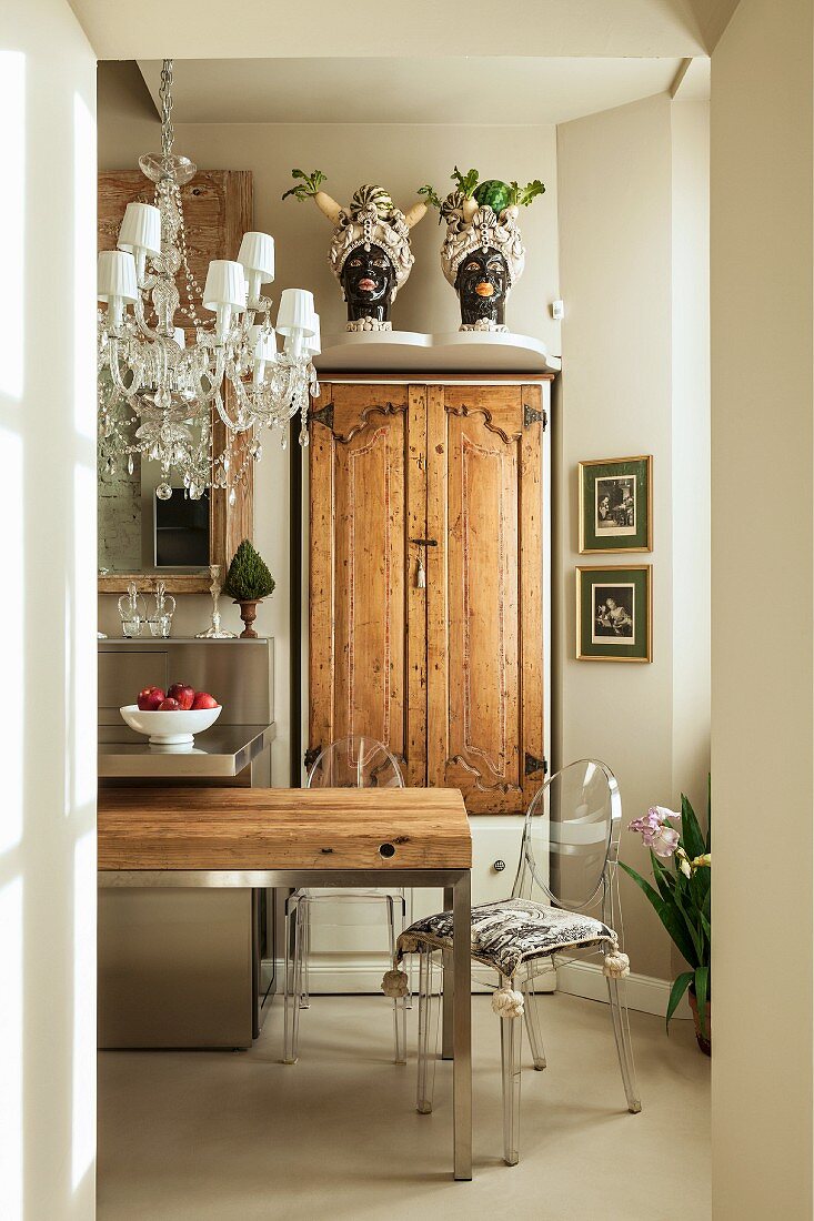 Blick in die Küche mit rustikalem Holz, Edelstahl und klarem Acryl