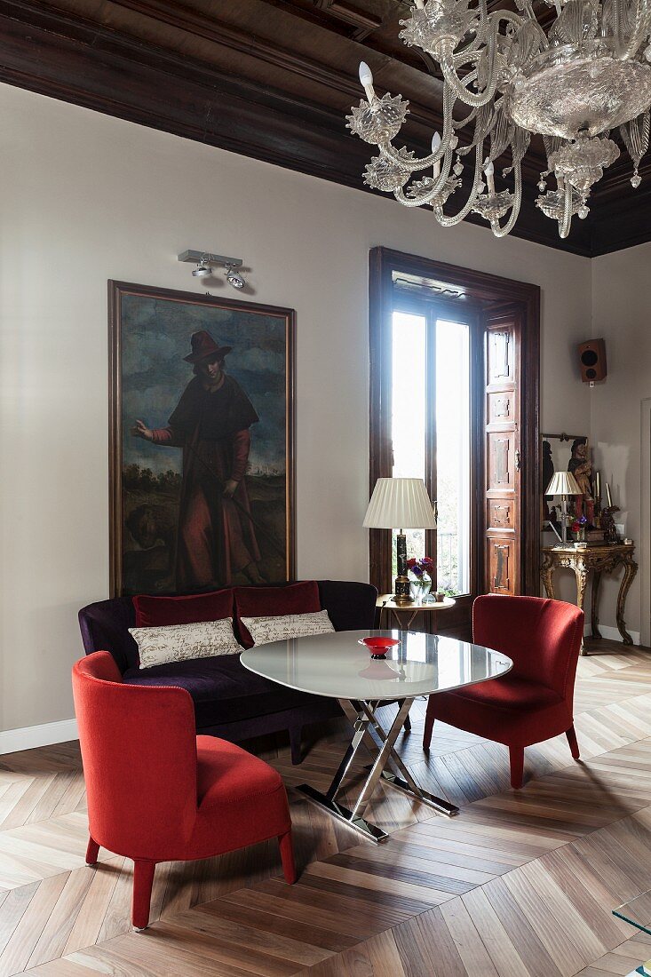 Rote Sessel und Violettes Sofa um einen modernen Tisch
