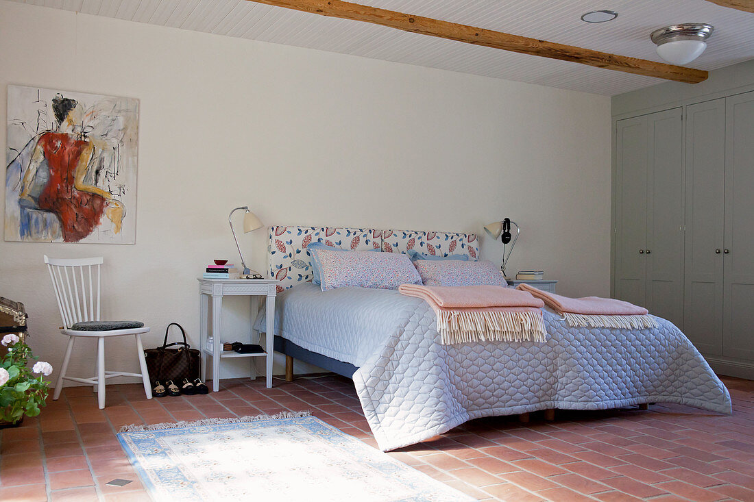 Ländliches Schlafzimmer mit Terracottafliesenboden