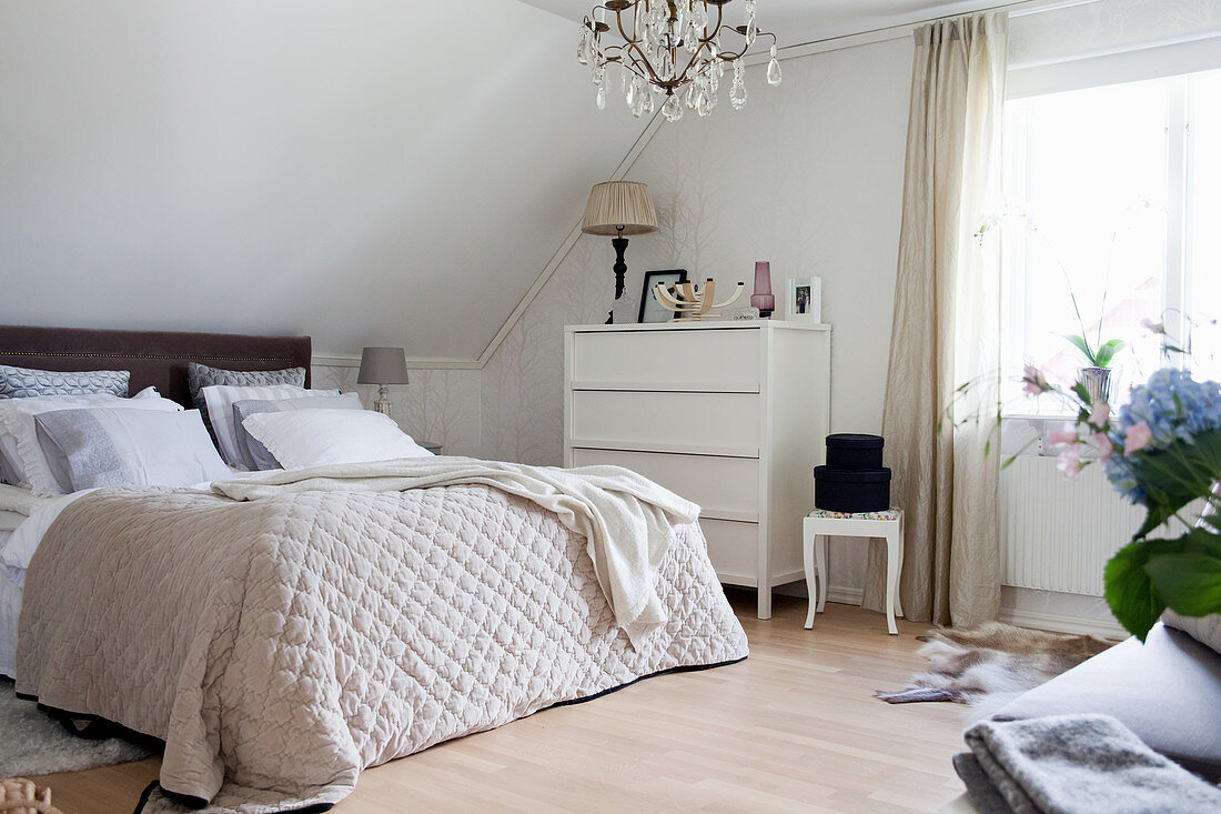 Bedroom in shades of cream and white