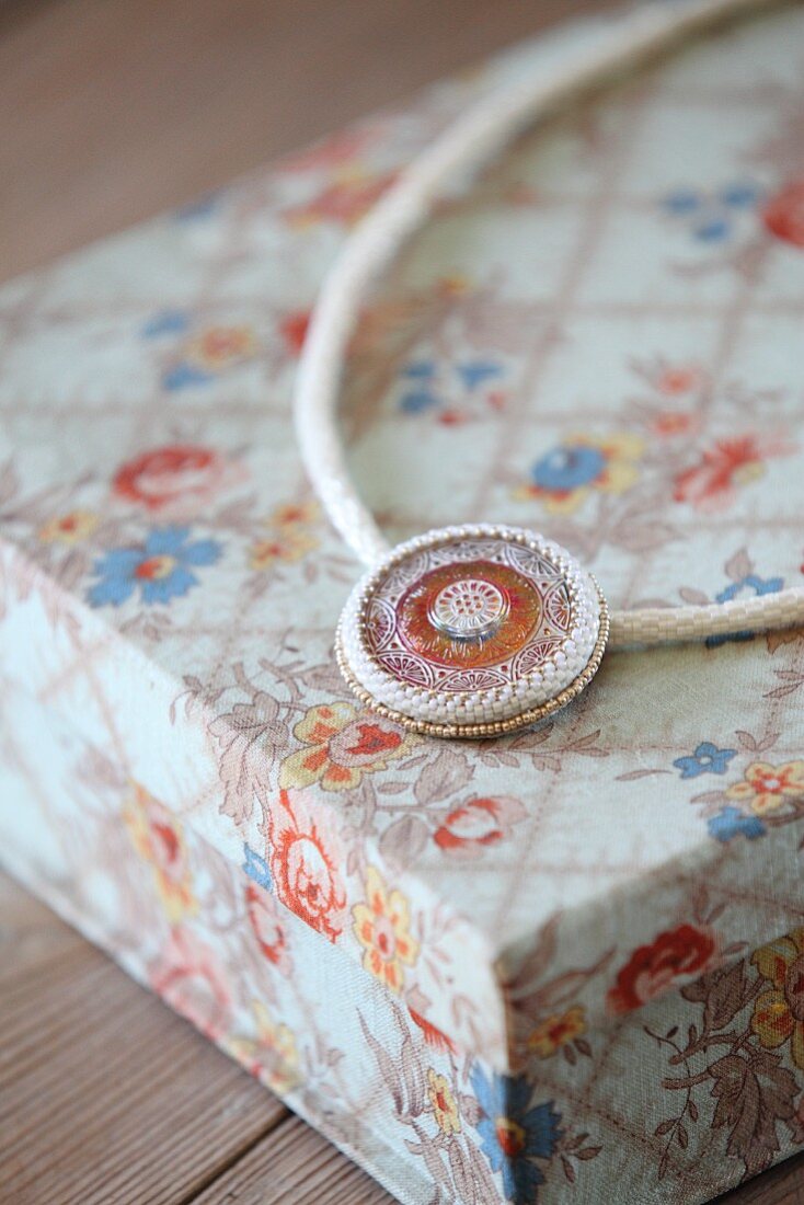 Elegante Glasperlen-Halskette auf Geschenkkarton