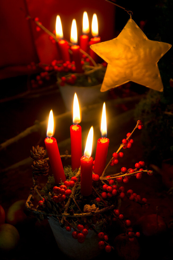 Tontopf mit Moos und vier Kerzen als Weihnachtsdeko