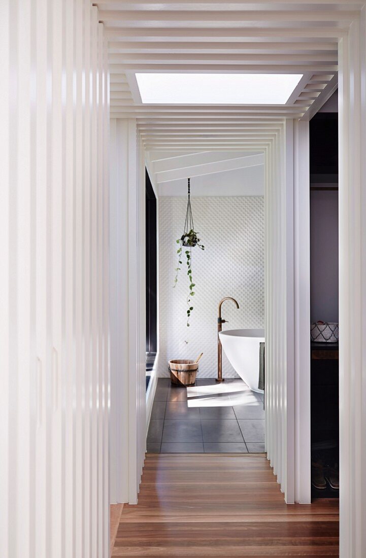 Blick in elegantes Badezimmer mit freistehender Badewanne und Standarmatur