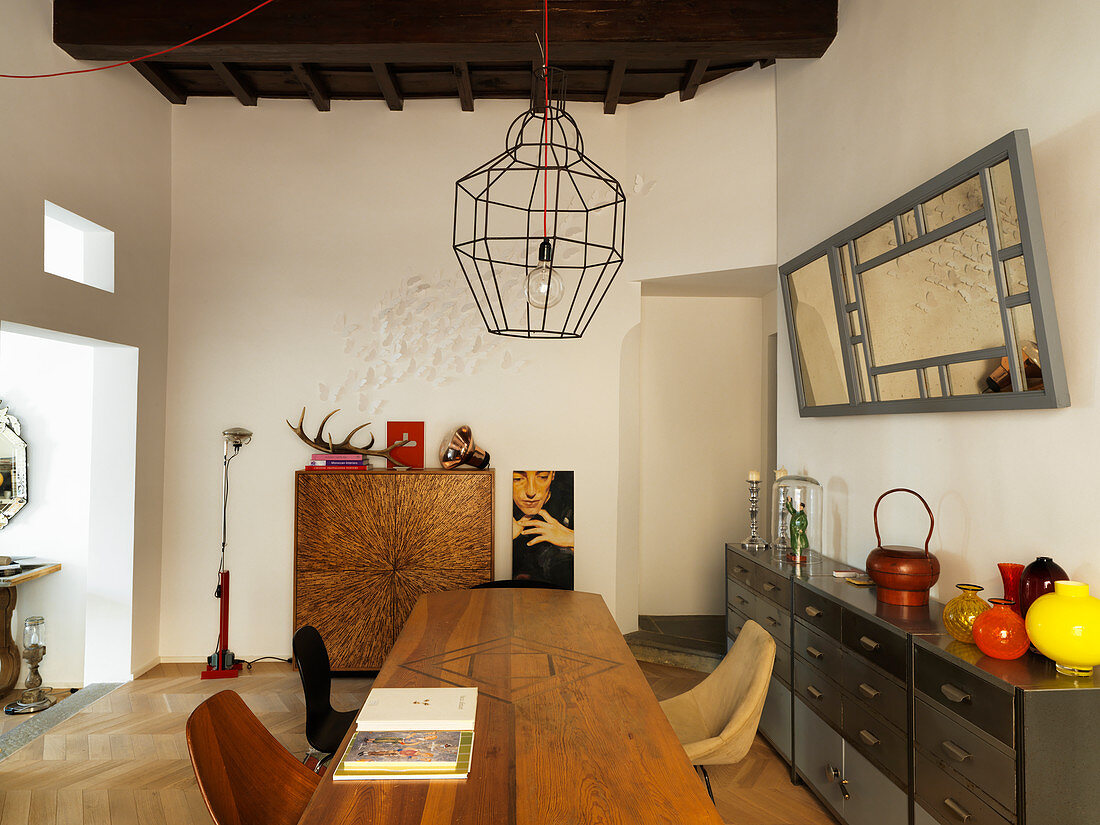 Esszimmer im Designerstil mit Holztisch und Metallkommode