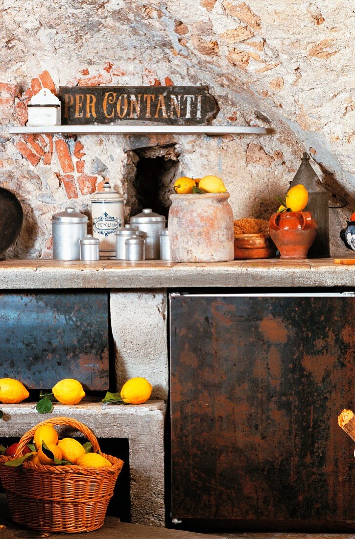 Rustikale Ziegel-Gewölbeküche mit Zitronen dekoriert