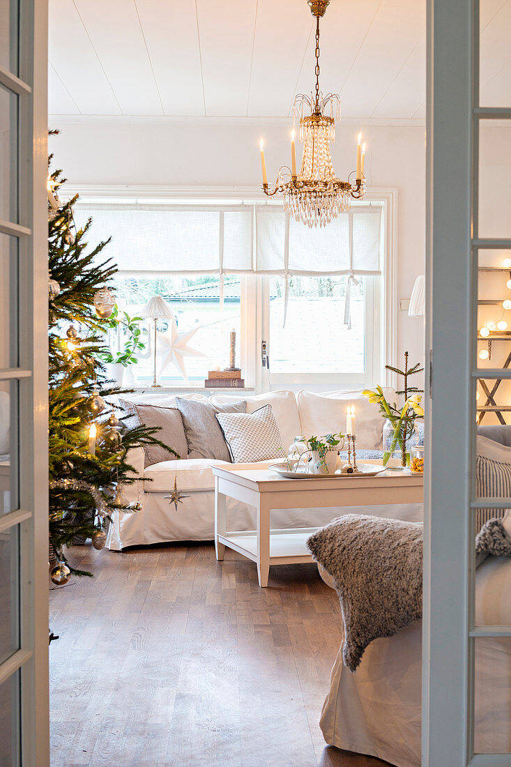 Blick ins weihnachtlich dekorierte Wohnzimmer in Weiß