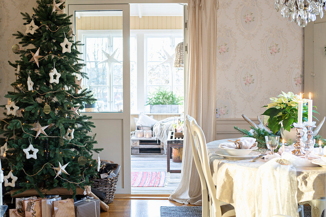 Weihnachtlich geschmücktes Wohnzimmer mit Christbaum