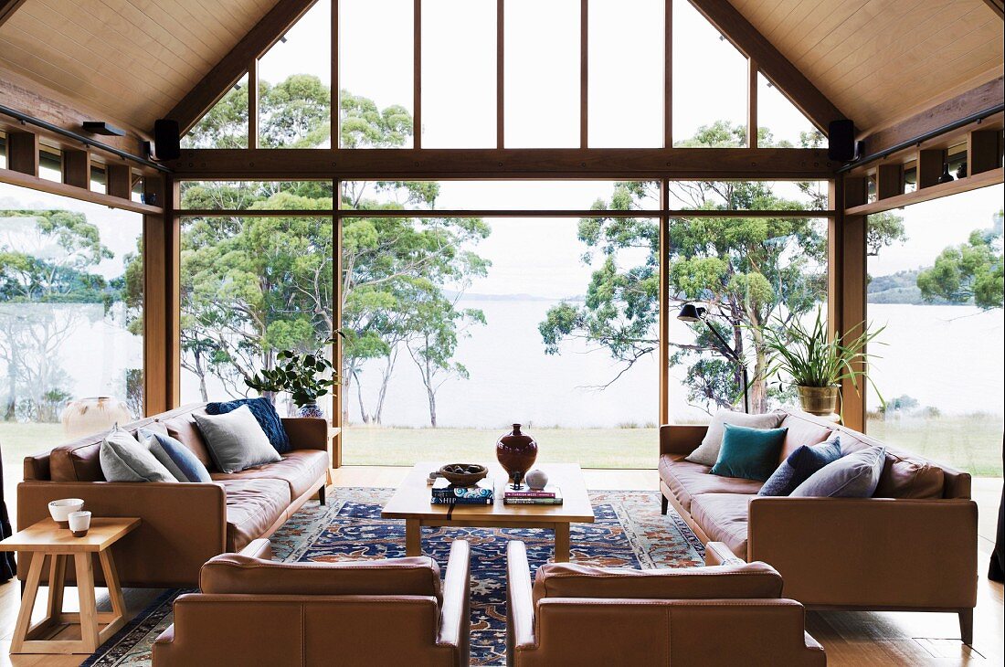 Elegante Lounge mit Ledergarnituren und Panoramablick auf See