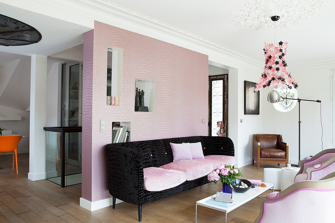 Rosafarbene Raumteilerwand mit Nischen im Wohnzimmer