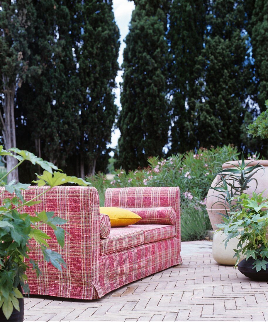 Kariertes Sofa auf mediterraner Terrasse