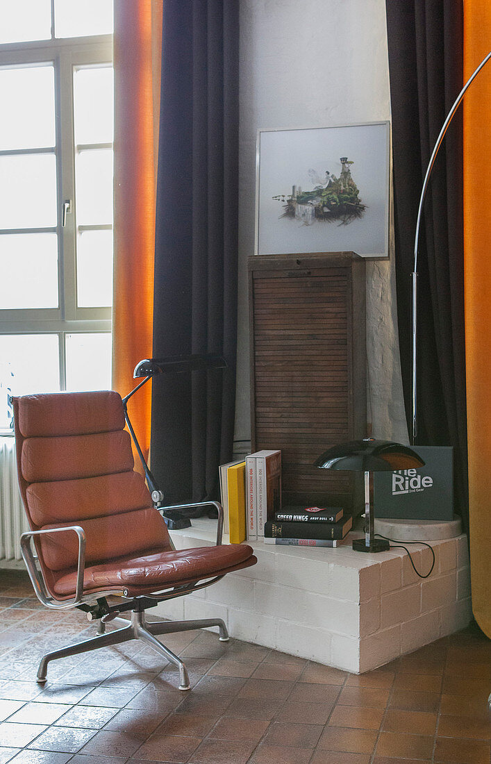 Drehsessel mit Lederbezug im Wohnzimmer mit Designermöbeln