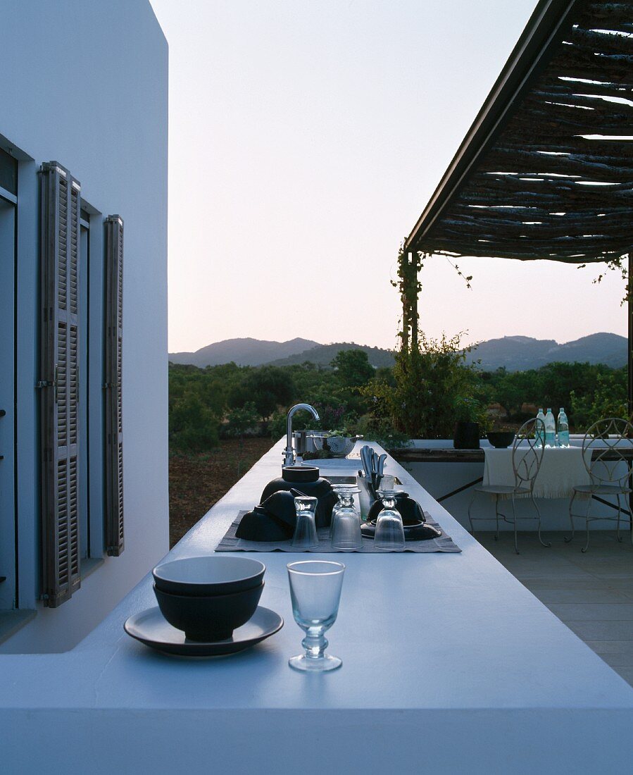 Terrasse mit Outdoorküche in sommerlichen Abendstimmung