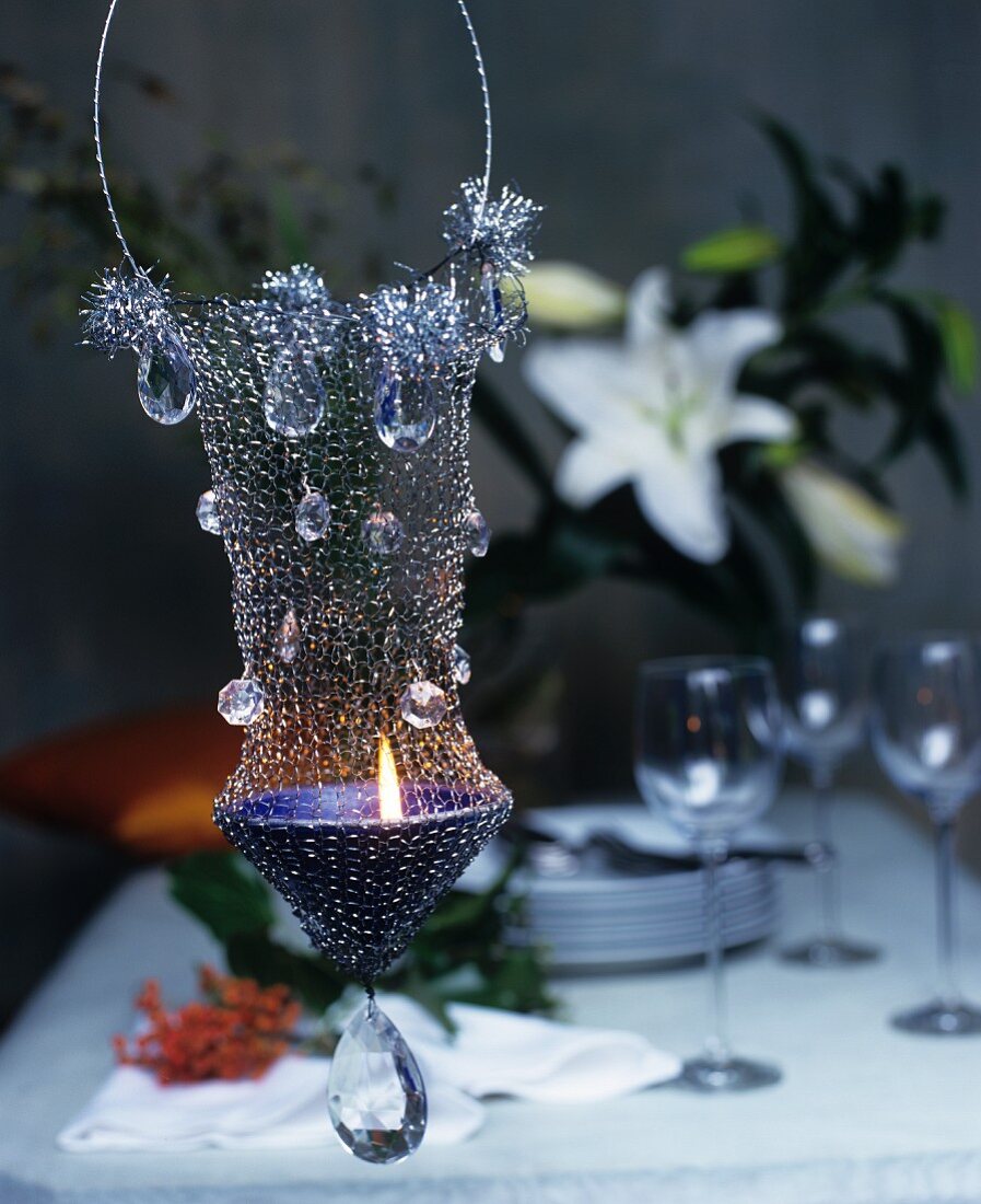 Dekorativer hängender Kerzenhalter aus Drahtgeflecht mit Glaskristallen verziert
