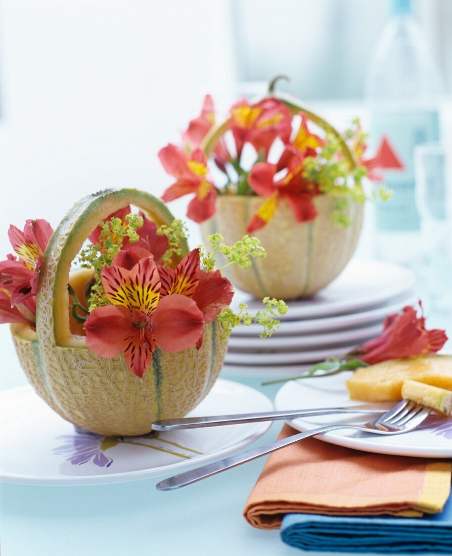 Aus Melonen geschnitzte Körbchen für Blumen als Tischdeko