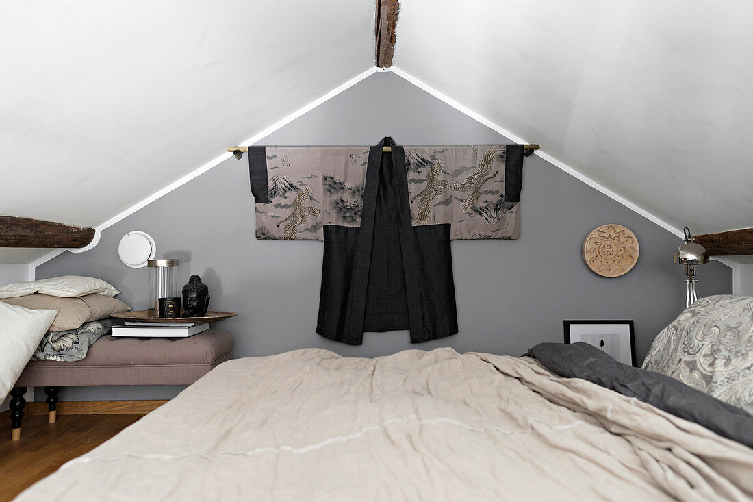 Doppelbett im Dachzimmer, Haori an grauer Wand