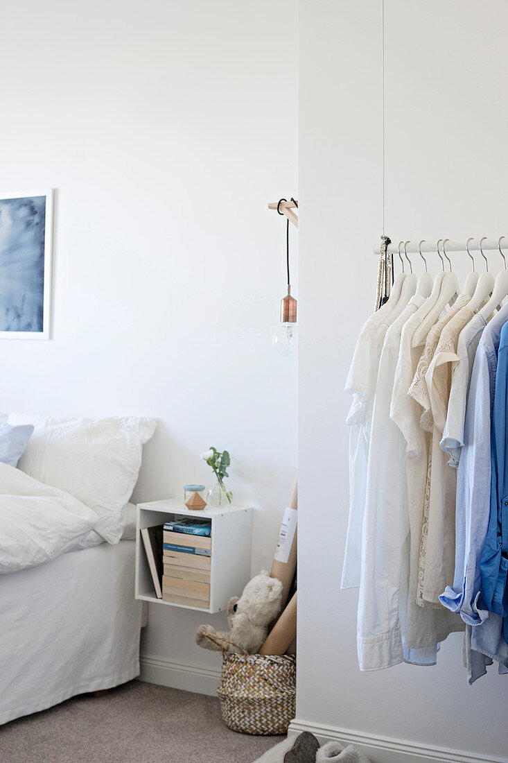 Hängende Kleiderstange im Schlafzimmer in Weiß