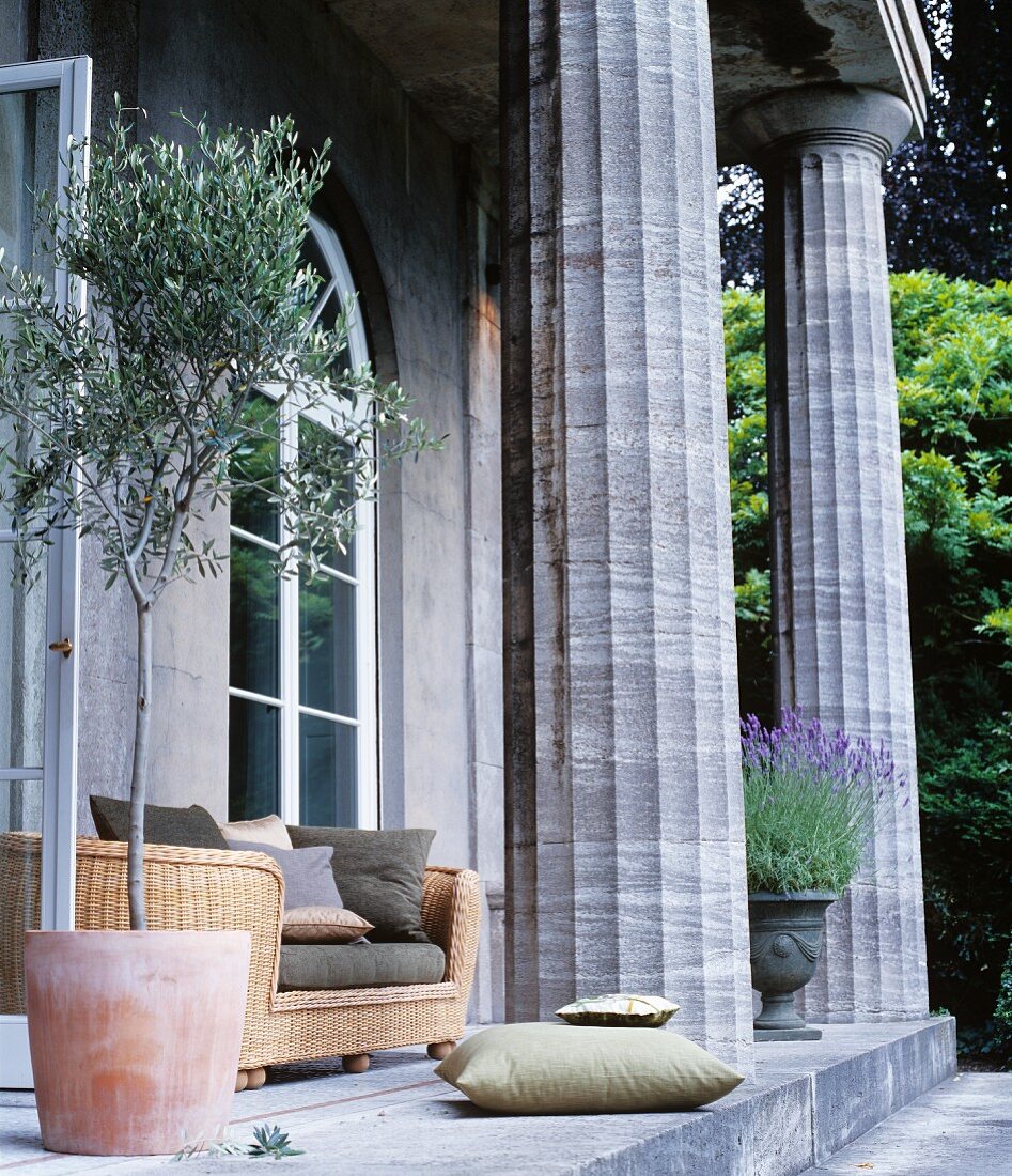 Klassisches Haus mit Säulen und Rundbogenfenstern