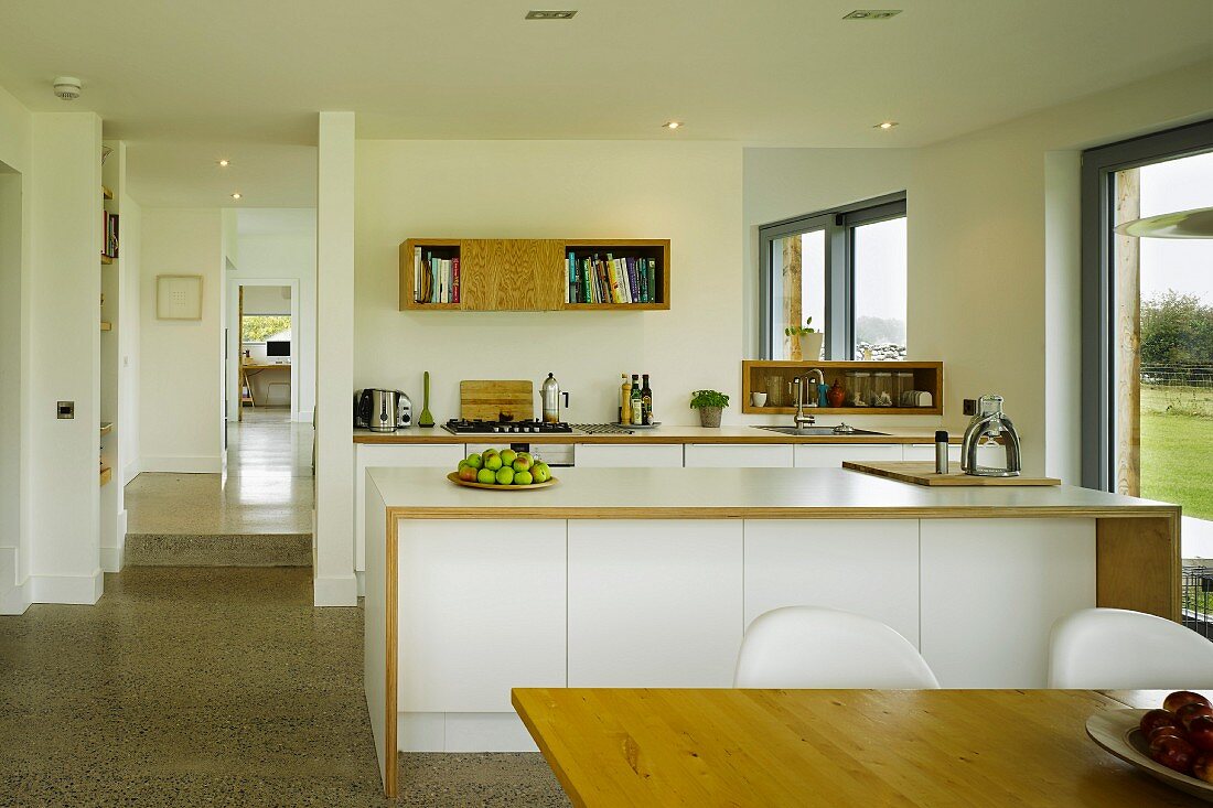 Moderne offene Küche ohne Oberschränke in Weiß