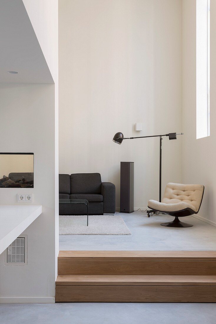 Wohnzimmer mit moderner Architektur und Designermöbeln