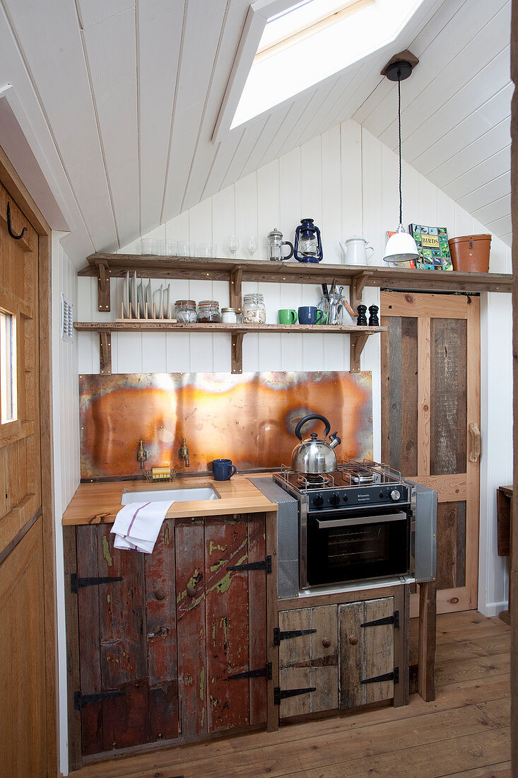 Kleine Küchenzeile aus recyceltem Holz im Tiny House