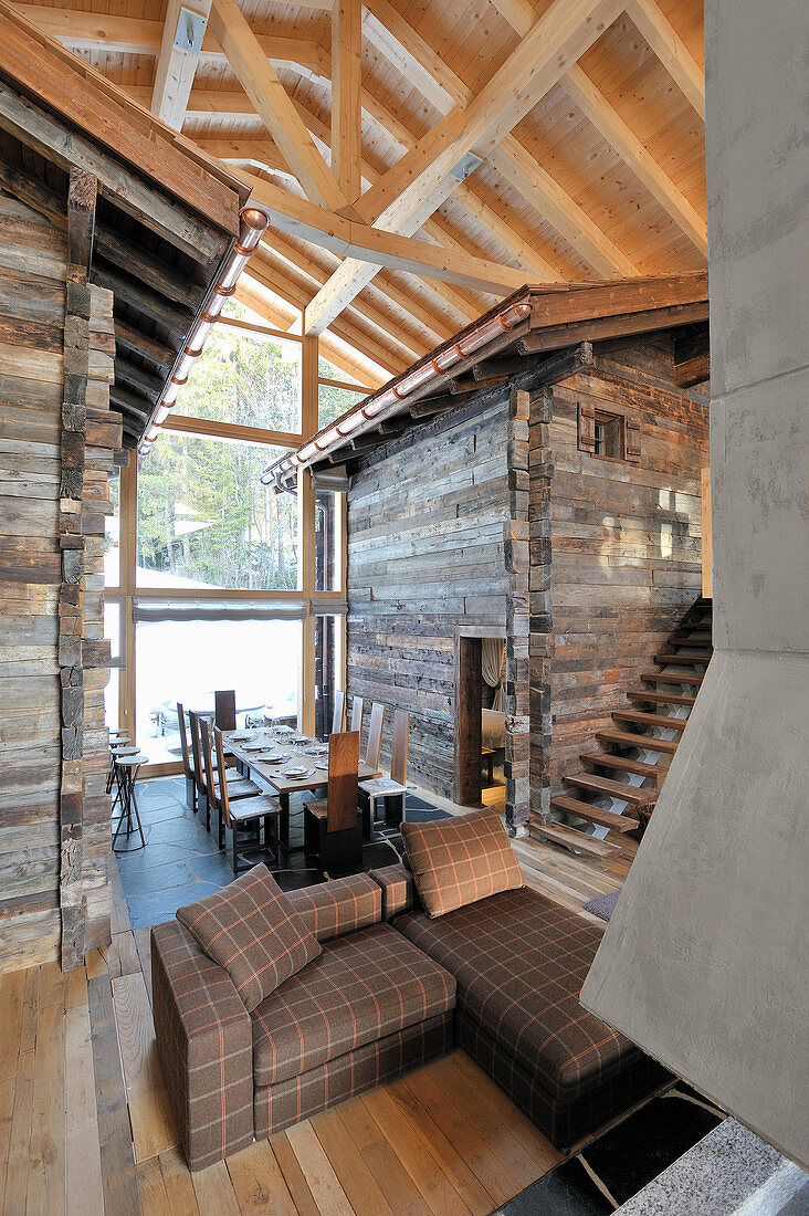 Modernes Architektenhaus um zwei alte Berghütten