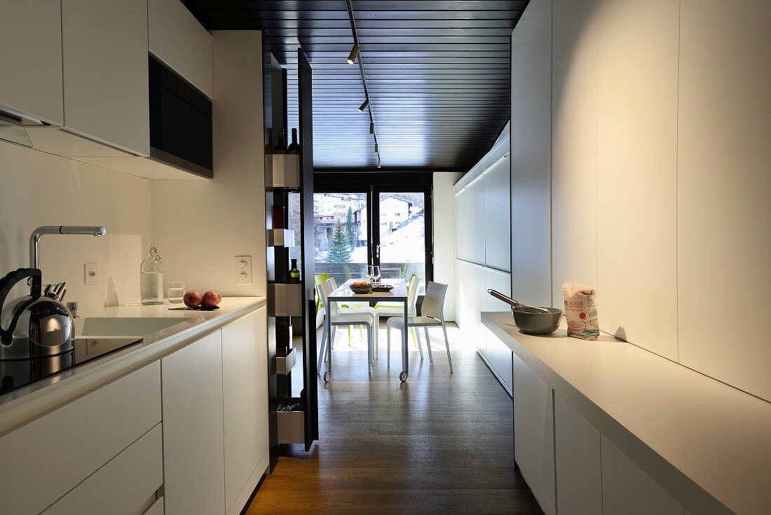 Blick von der offenen Küche in den Wohnraum