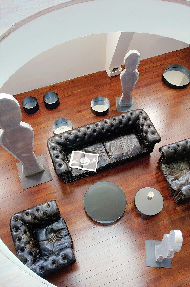 Blick durch runde Galerie auf Wohnzimmer mit Ledersofa