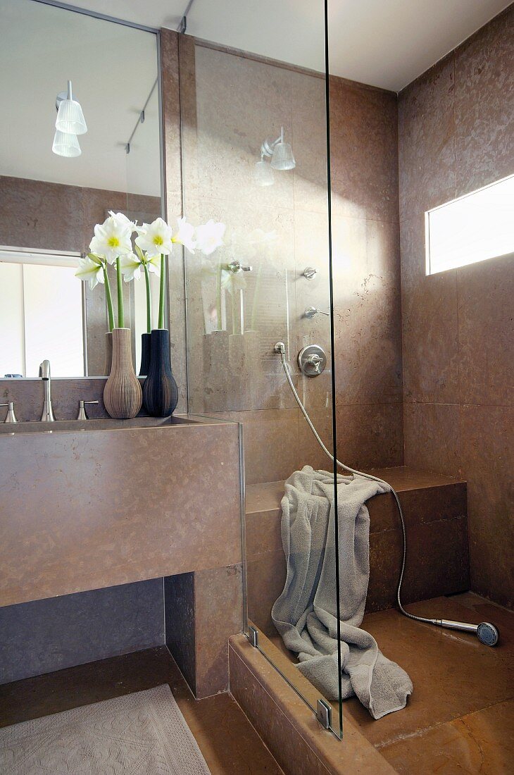 Badezimmer mit gemauertem Mobiliar in Brauntönen