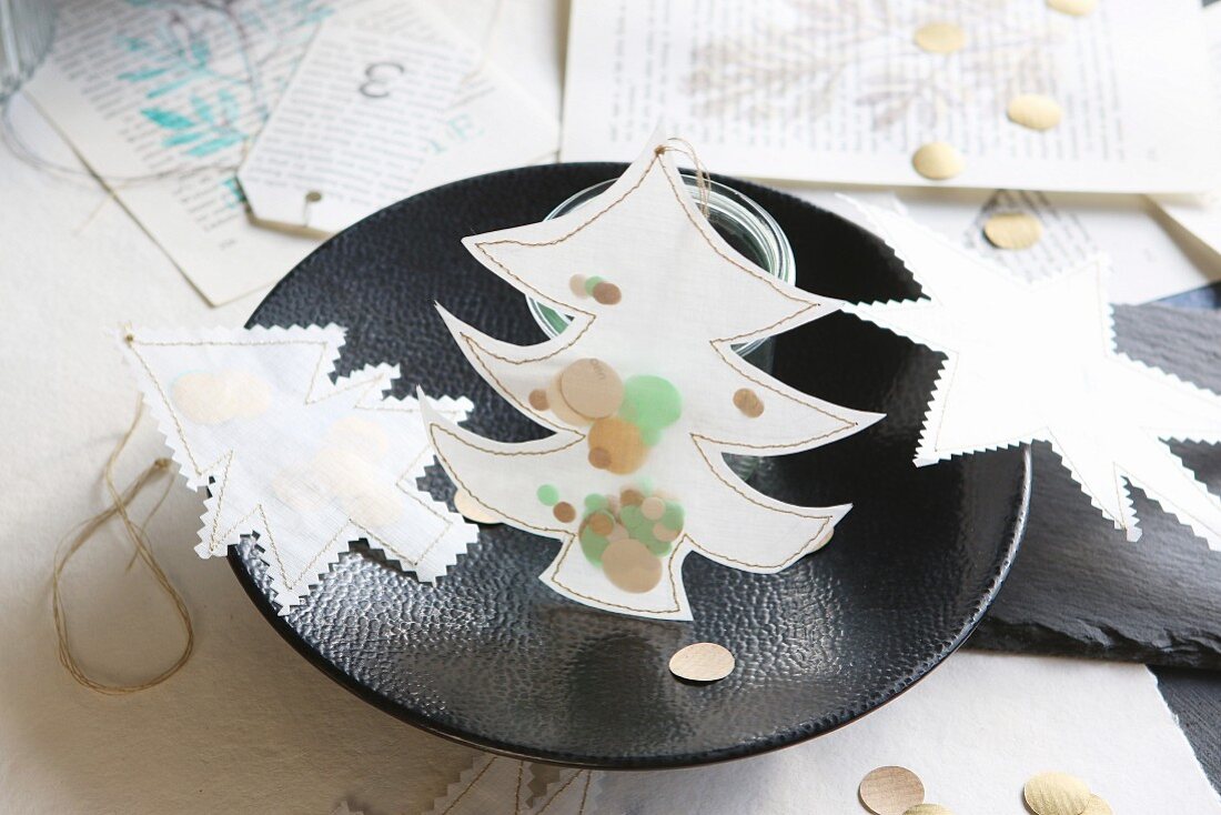 Genähte und mit Konfetti gefüllte Weihnachtsbäume aus Papier