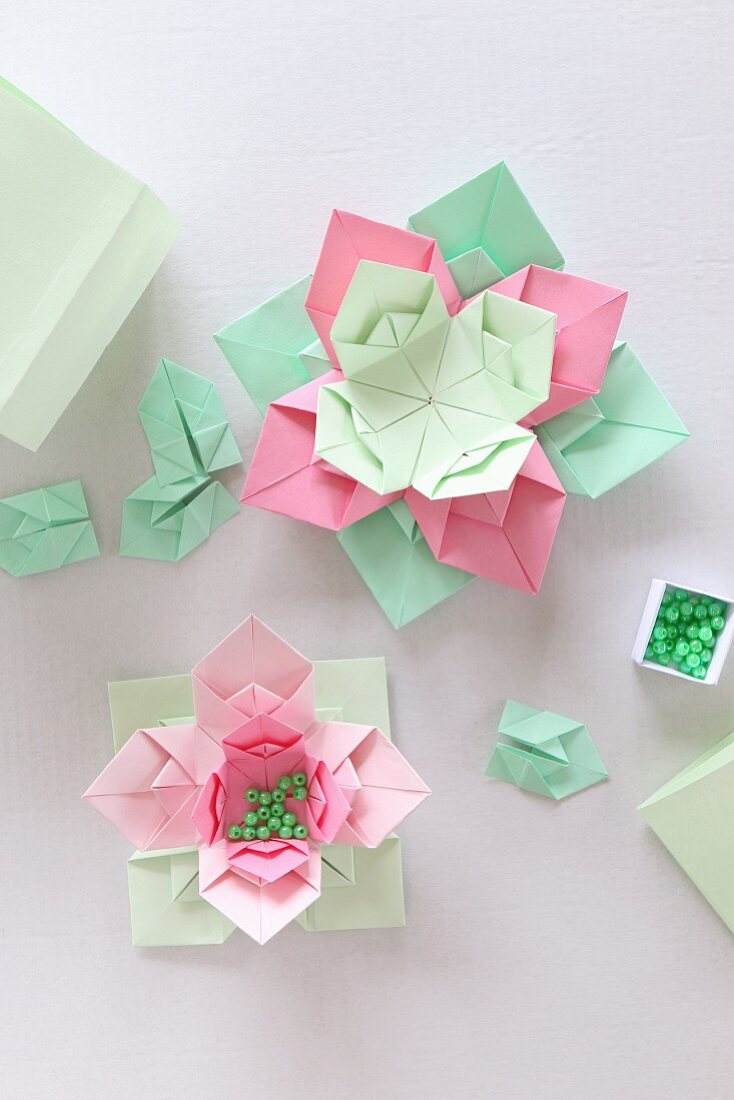 Origamiblumen aus verschieden farbigem Papier und Perlen